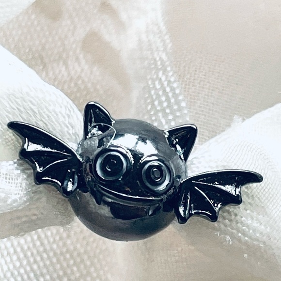 🦇 NWOT Bat Charm – Halloween ✨ - Picture 1 of 8
